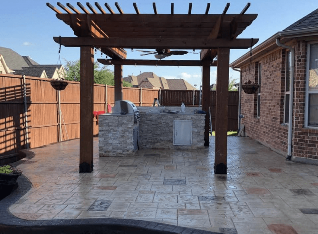 Traditional Pergola w/Outdoor Kitchen